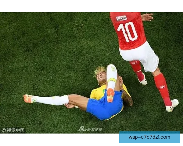 内马尔复出首战惨遭暴铲倒地